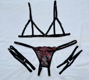 Conjunto arnés, tanga rutera de puntilla y ligas - Image 2